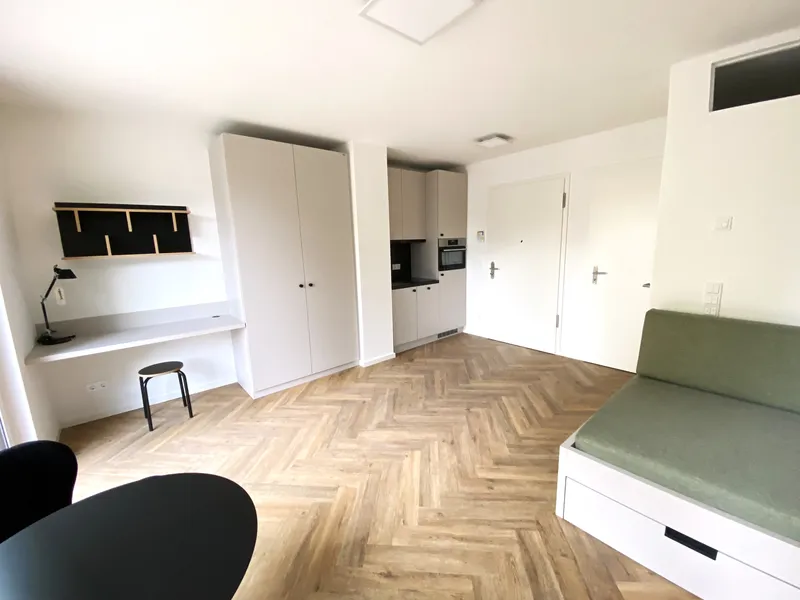 Direkt am Marktplatz Adlershof! Ausgerichtet zu ruhigen Innenhof! Voll möbliert mit Balkon und EBK! — photo 1
